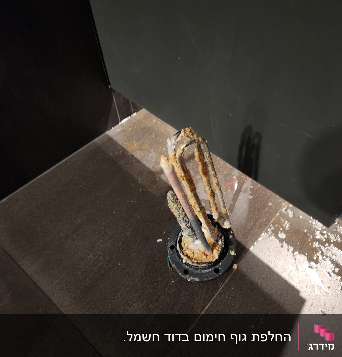 צינורות חשמל יוצאים מהרצפה עם חלודה